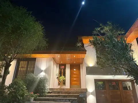 Casa en Venta con 4 cocheras