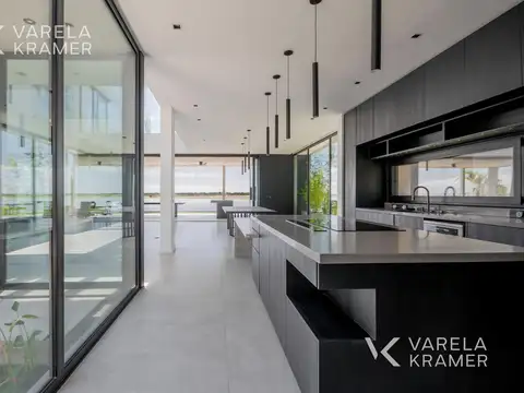 Casa en Venta con 4 cocheras