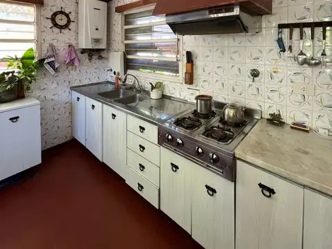 Casa 6 ambientes con 2 baños