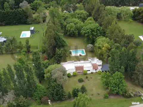 OPORTUNIDAD! Venta Casa de 5 ambientes en Chacras de Uribelarrea.