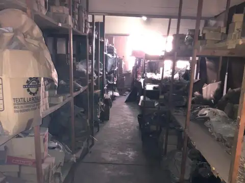 Galpon en P.Baja c/Entrada Camion -.c/ vivienda 4 ambientes. Impecable Estado