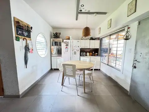 Casa 4 ambientes con 2 baños