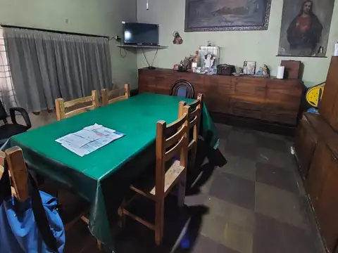 CASA 3 AMBIENTES CON COCHERA - A RECICLAR - PATIO - FONDO LIBRE - EXCELENTE UBICACION - ZONIFIC. Ec