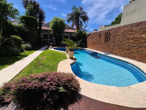 CASA 3 DORMITORIOS DEPEND. QUINCHO JARDÍN PISCINA