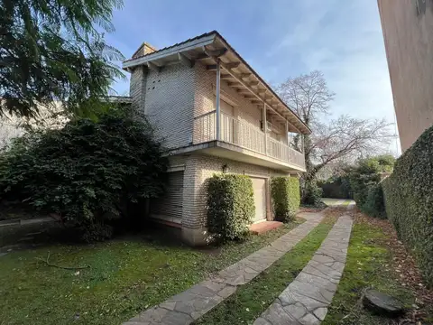 CASA 3 DORM. - 3 BAÑOS - PILETA - AMPLIO PARQUE - LOBOS CENTRO