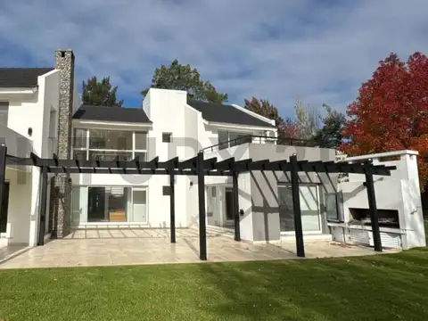 Casa en venta, 5 ambientes en Abril Club de Campo, Hudson, Buenos Aires.