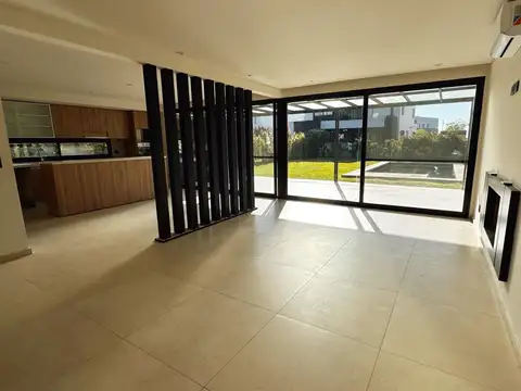Casa en Venta con 4 cocheras