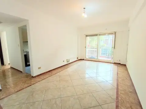 Dpto de 2 Amb. al Frente C/Balcon Terraza corrido.