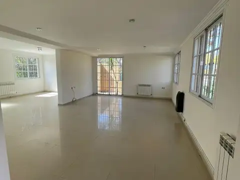 Casa 8 ambientes con 3 baños