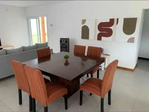 Casa en Alquiler Temporal con 2 cocheras