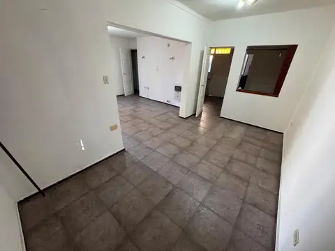 Casa 7 ambientes con 1 baño