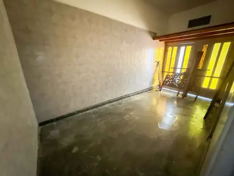 VENTA CASA EN AVELLANEDA CON GARAGE Y TERRAZA