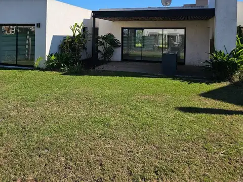 Santo Tomas - Mariano Acosta 3000