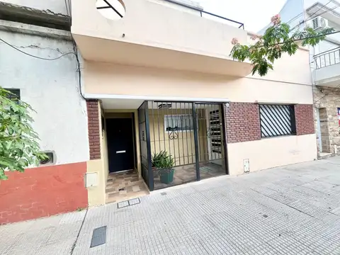 Departamento tipo casa de 3 ambientes en alquiler. Flores.