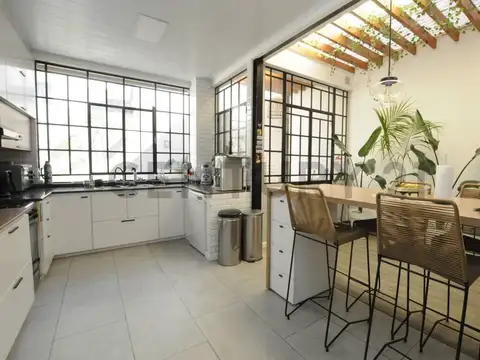 VENTA CASA LOTE PROPIO 4 AMBIENTES CON JARDÍN Y COCHERA - FLORES NORTE