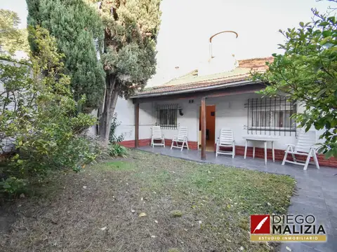 Casa 4 ambientes con garage, patio y parrilla en venta en Turdera
