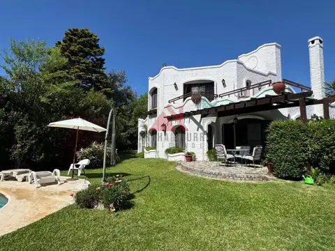 Casa 5 ambientes con 4 baños