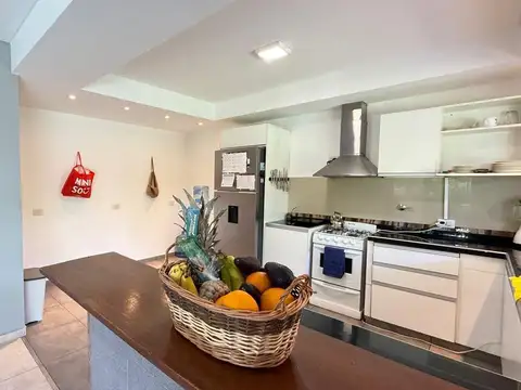 Casa en Alquiler con 2 cocheras