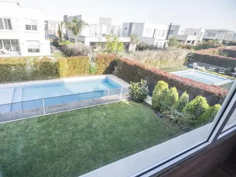 Casa en Alquiler con 4 cocheras