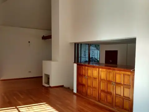 A pasos del Jockey Club - Terreno: 516m² - Sup.Cub. 270m²