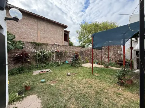 ALQUILER - CASA DOS DORMITORIOS - SERVICIOS - RAF.