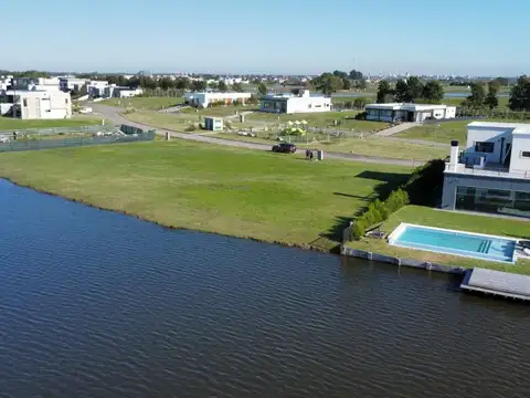 VENTA TERRENO CON BAJADA AL LAGO EN BARRIO PRIVADO