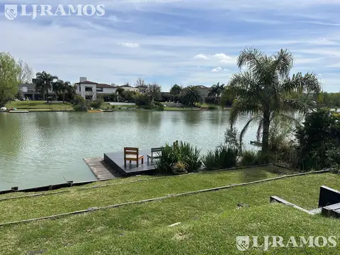 Casa en Alquiler con 2 cocheras
