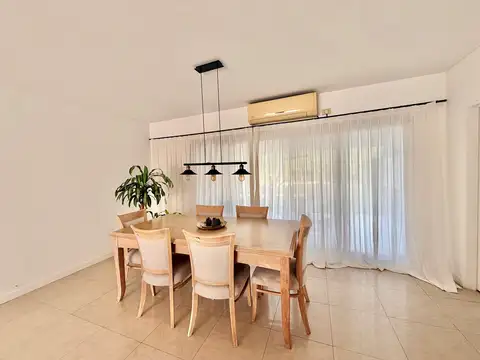 Casa en Alquiler con 1 cochera