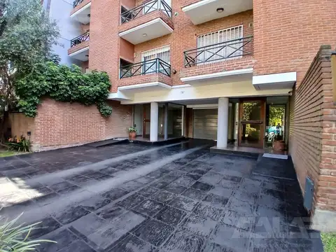 Sólido y luminoso depto con balcón al frente en excelente zona de Castelar Norte (2 cuadras de est)