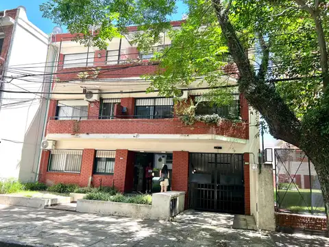 Martínez Centro: Depto 2 Ambientes con Cochera, Patio y Parrilla. Muy Luminoso. Pintado a Nuevo