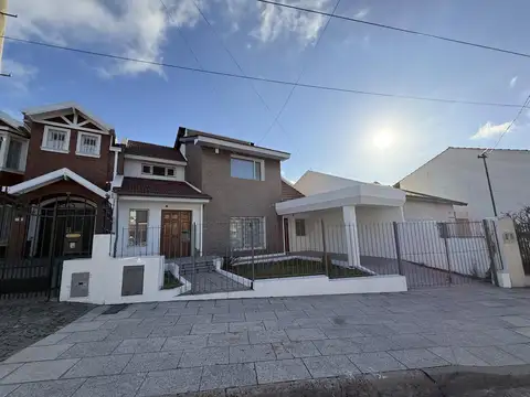 Casa en Venta de 5 amb. Patio con quincho y parrilla. Barrio Siderca Centro Campana