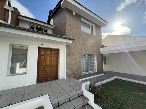 Casa en Venta de 5 amb. Patio con quincho y parrilla. Barrio Siderca Centro Campana