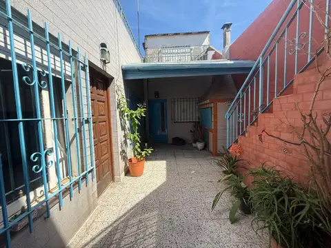 Casa 3 amb c/ patio , cochera p/ 2 autos y terraza