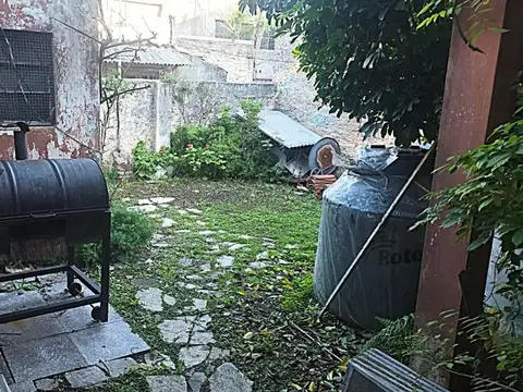 VENTA- CASA 3 AMB CON DEPTO 2AMB.- MORON