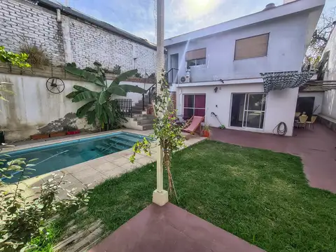 Amplia Propiedad con Dpto. Independiente perfecta para Hostel. Totalmente amoblada.
