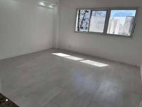 Junín 500, Piso 707