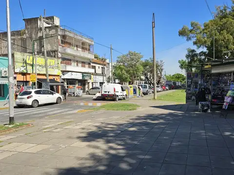 Venta en block o individual Local en estación Villa Adelina