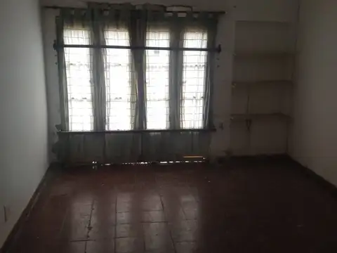 Sarmiento y Bv. Segui - casa de dos dormitorios