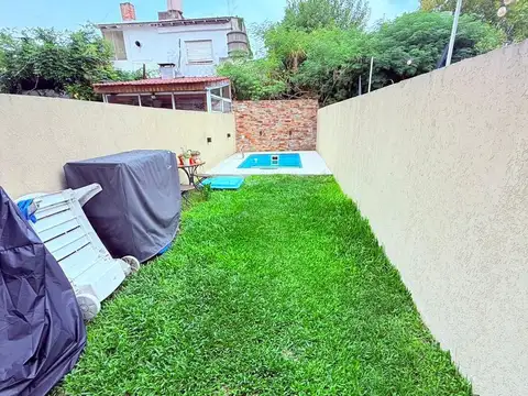 triplex 4 amb.jardin,pileta,cochera