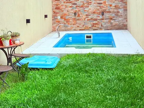 triplex 4 amb.jardin,pileta,cochera