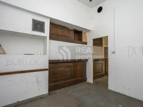 Local en venta o alquiler en  Barracas, a una cuadra de Av. Montes de Oca, apto profesional.