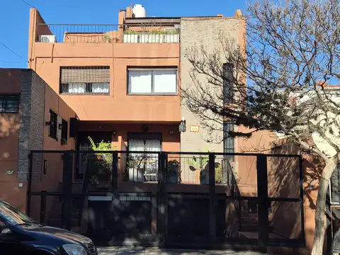 RESERVADO .....Duplex con cochera y jardin
