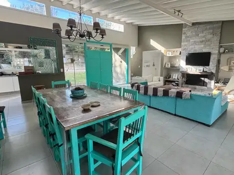 Casa en Barrio Costa Esmeralda de 5 dormit con pileta