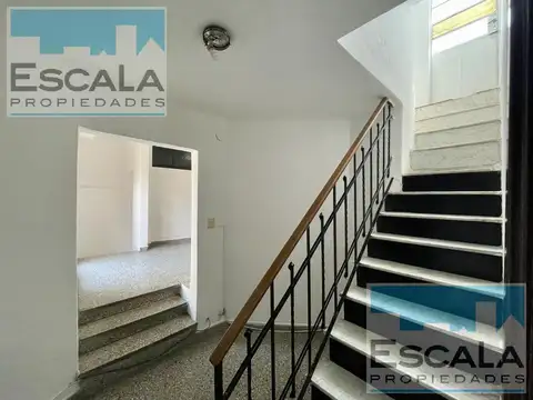 CASA PH EN PLANTA ALTA DE UN DORMITORIO CON PATIO EN VENTA ARROYITO