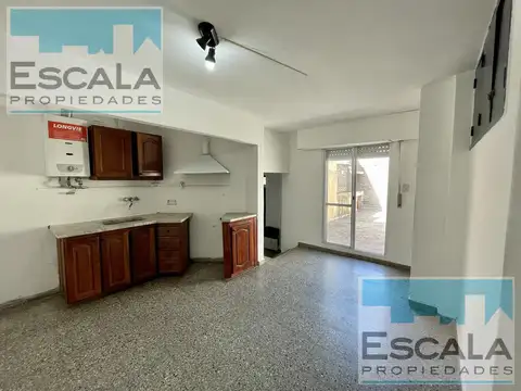 CASA PH EN PLANTA ALTA DE UN DORMITORIO CON PATIO EN VENTA ARROYITO