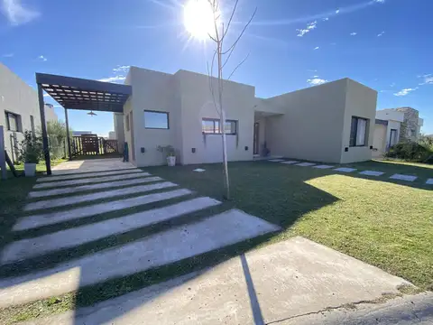 Pilar del este Sta. Licía