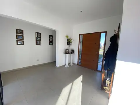 Casa en Alquiler con 3 cocheras