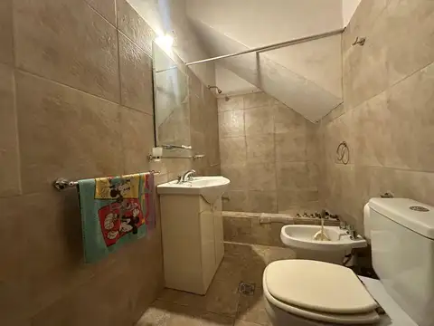 VENTA CASA DE 3 DORMITORIOS CON JARDIN BARRIO CURA