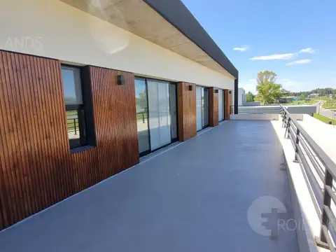 Casa en Alquiler en Área 60, USD 1.400