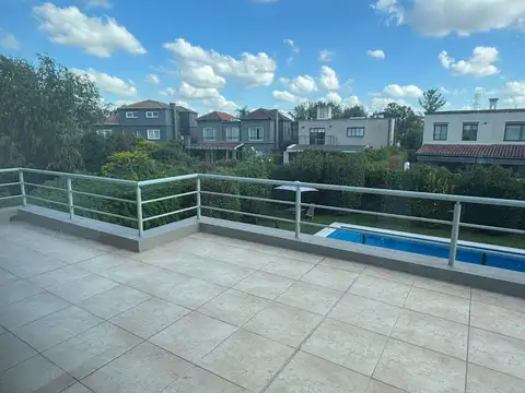 Casa en Venta con 3 cocheras